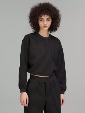 Lululemon Women's Lab Textured Grip Cropped Pullover in Black
